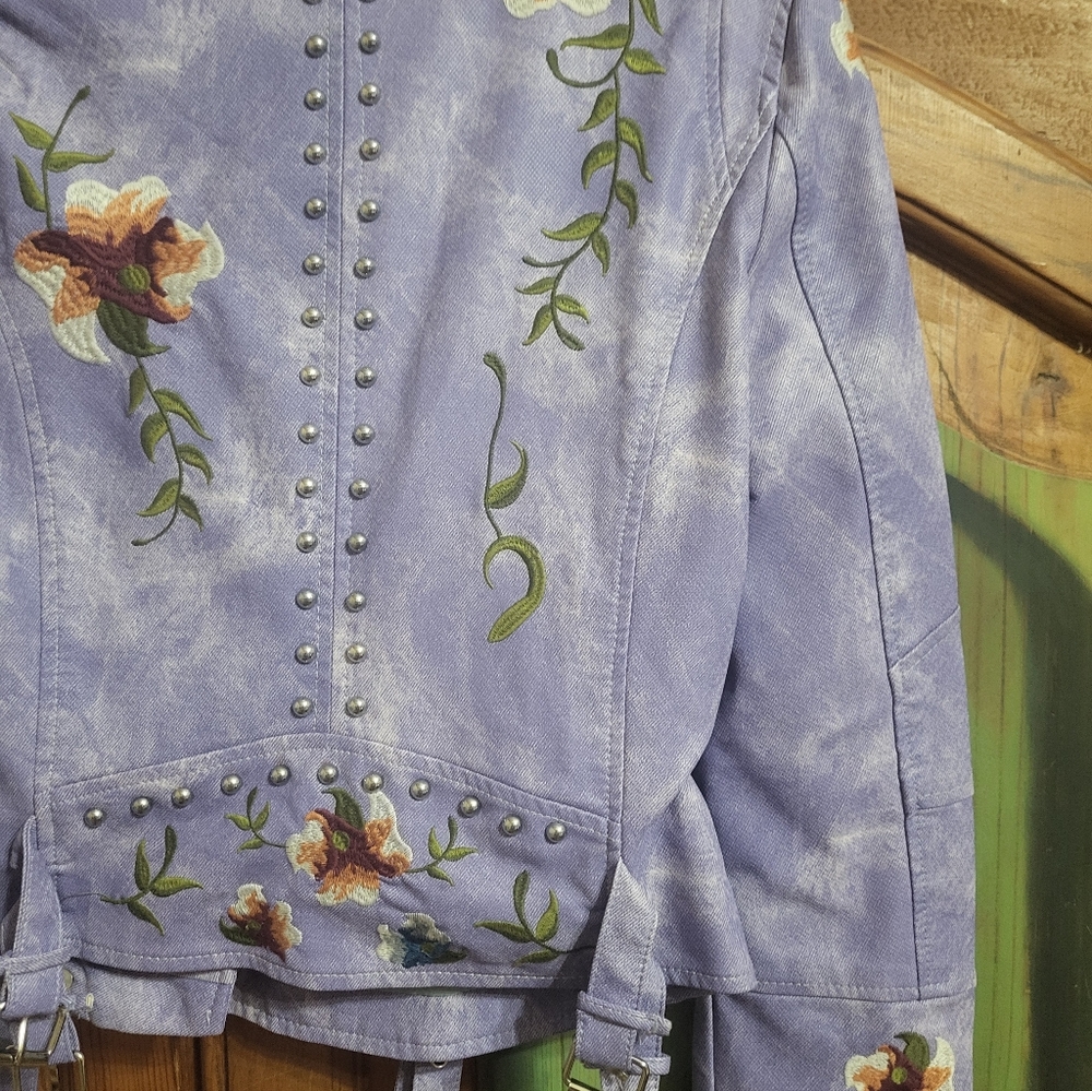 AFTF Basic Women's Embroidered Floral Jacket - Picture 9 of 12